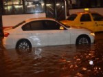 İzmir’de Sağanak Yağış Hayatı Olumsuz Etkiledi