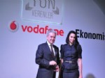 SIHIRLI DEĞNEK - “İzmir’e Yön Verenler” Ödüllerini Aldı