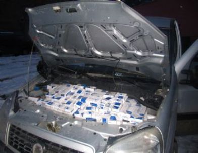 Kaçak Sigaraları Aracın Motor Bölümünde Saklamışlar