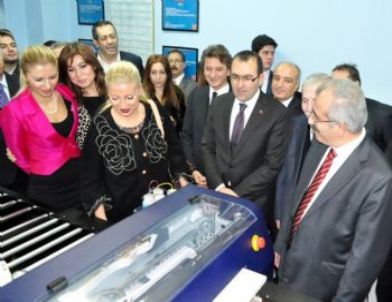 Öğrencilerin Kıyafet Tasarımlarına Moda Girişimcilerinden Tam Puan