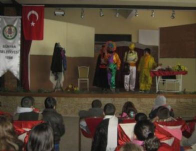 Uluhan Çocuk Tiyatrosu “Dört Kafadar” Oyunu İle Bünyan’da Sahneye Çıktı