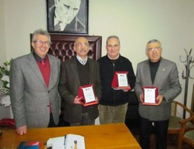 Ödemiş Chp’den, Parti Okulu Projelerine Destek Verenlere Plaket