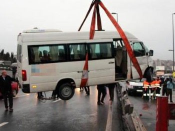 Bariyerleri aştı, metrobüse çarptı