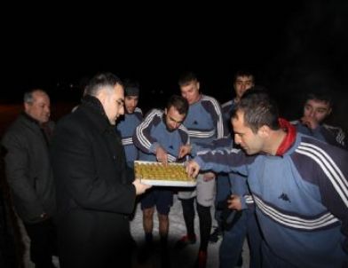 Başkan Cengiz’den Futbolculara Tatlı Jest…