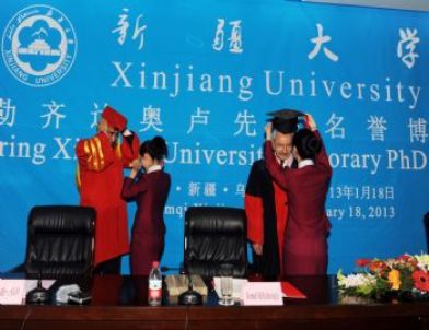 Kılıçdaroğlu, Sincan Üniversitesi’nde Cübbe Giydi