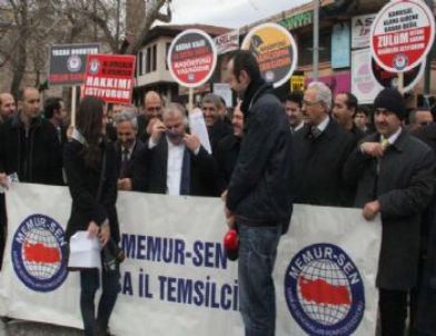 Kıyafet Özgürlüğü İçin Kravatlarını Çıkardılar