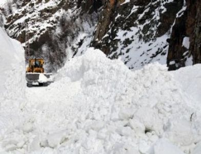 Kürtün’de 30 Hanenin Yaşadığı Köylerin Yoluna Düşen Çığ Temizlendi