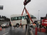 Minibüs Metrobüs Yoluna Daldı: 3 Yaralı