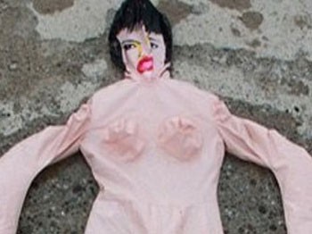 Şüpheli paketten şişme kadın çıktı