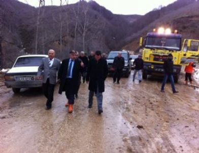 Vali Çilimli’de Heyelan Nedeniyle Kapanan Yolda İncelemelerde Bulundu