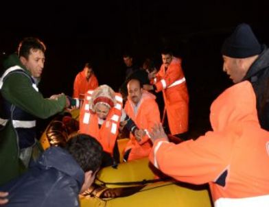 Antalya'da Sel Sularına Kapılan Araçta Mahsur Kalanlar Kurtarıldı