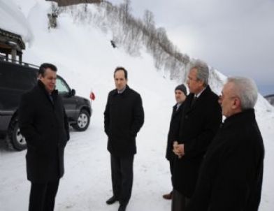 Artvin Valisi Kalkan Camili’deki Karla Mücadele Çalışmalarını Yerinde İnceledi