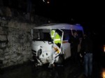 Yağmur Sebebiyle Kayan Minibüs İstinat Duvarına Çarptı