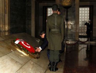 Dışişleri Bakanı Davutoğlu ve Büyükelçiler'den Anıtkabir'e Ziyaret