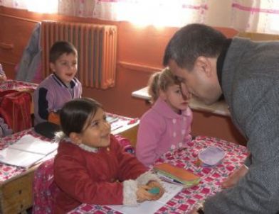 Hayırsever İşadamından Öğrencilere Kışlık Kıyafet Yardımı