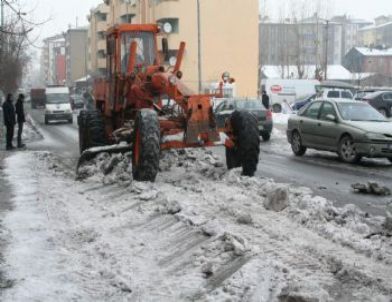 Kars Belediyesi Caddelerin Kar ve Buzunu Temizliyor