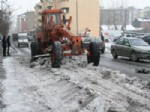 Kars Belediyesi Caddelerin Kar ve Buzunu Temizliyor