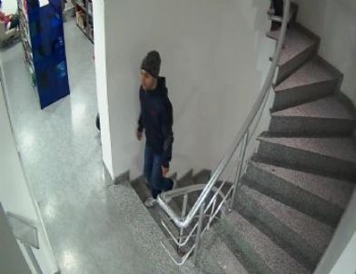 İki Gün Arayla İşyerlerinden Hırsızlık Yapan Şahıs Güvenlik Kamerasında