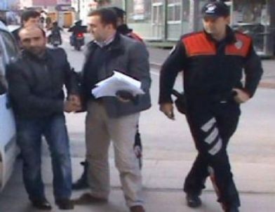 Boşanma Davası Açan Karısını Öldürdü