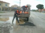 FIKRET AKOVA - Burhaniye’de Bozulan Yollar Onarılıyor