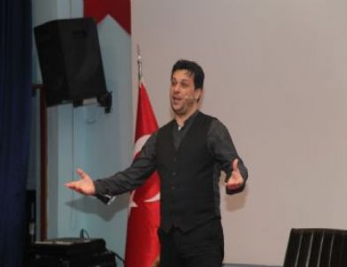 Üniversite Öğrencileri Stand-up Gösterisiyle Stres Attı