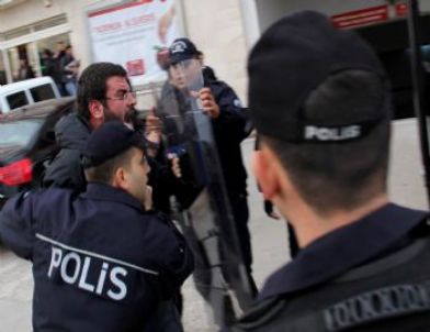 AK Parti Önünde Pankart Açan 5 Kişiye Gözaltı