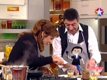 Ünlü sanatçı canlı yayında yemek yaptı