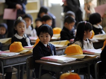 Öğretmen, öğrencilere ceza olarak tuz ruhu içirdi