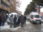 Bitlis'te Çatıdan Düşen Kar ve Buz Kütlesi Minibüsün Tavanını Ezdi: 2 Yaralı
