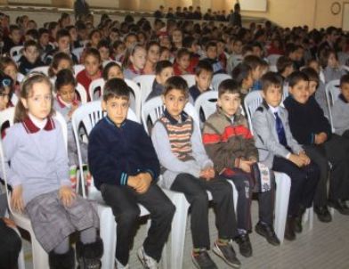 Dev Öğrencilere Hediye Dağıtıldı