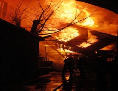 Beyoğlu’nda Korkutan Yangın… Tarihi Caminin İmam Odası Yandı (2)