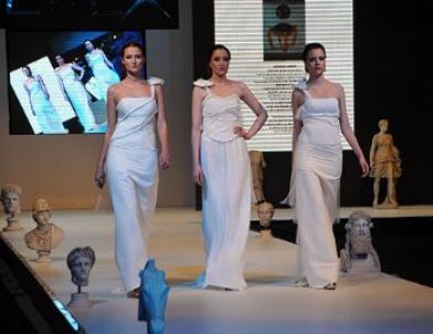 Homeros Defilesinde Ünlü Mankenler Podyuma Çıkacak