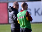 DINDAR - Sneijder, Beşiktaş derbisinde sahaya inecek mi?