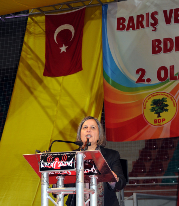 BDP Diyarbakır kongresinde Türk bayrağı