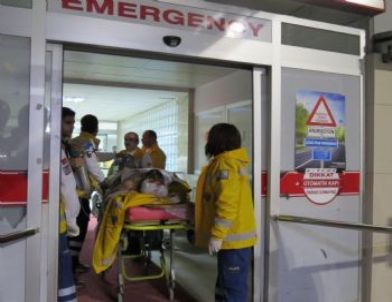 Ambulans İle Tır Çarpıştı: 3 Yaralı
