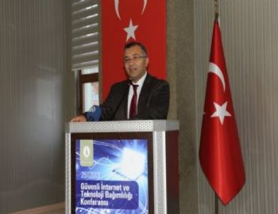 Kütahya'da 'güvenli İnternet ve Teklonoji Bağımlılığı' Konferansı