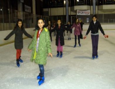 Bilgi Evi Öğrencilerine Karne Hediyesi