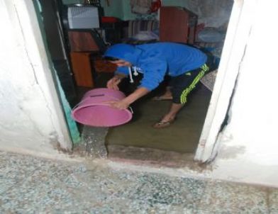 İzmir'de Sağanak Yağış Sonrası Ev ve İşyerleri Su Altında Kaldı