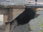 ÇÖKME TEHLİKESİ - Çanakkale'de Köprü Çökmesi