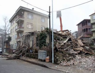 50 Yıllık Ahşap Bina Yıkıldı