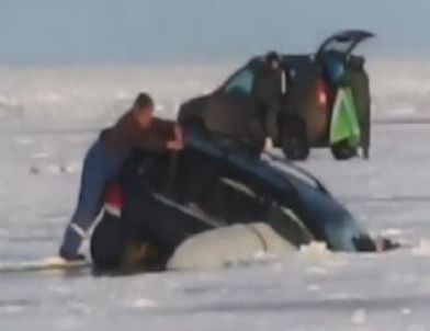 Buzda Avlanan Balıkçının Lüks Aracının Batma Anı Kamerada