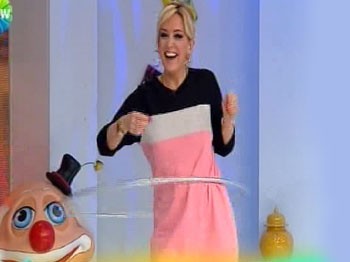 Saba Tümer'den canlı yayında hulahop şov