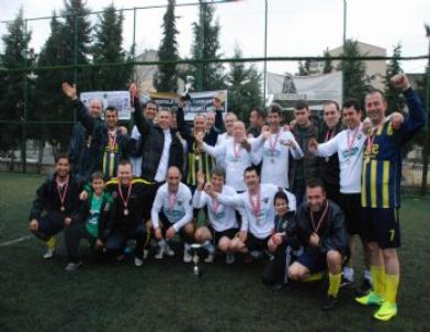 Akhisar 4. Nostalji Halı Saha Futbol Turnuvası Sona Erdi