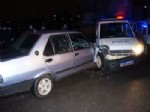 Çalıntı Otomobille Polis Aracına Çarptı