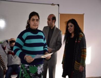 Çamaşır Evleri’ndeki Kursiyerler Sertifikalarını Alıyor