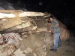 ÇIĞ DÜŞMESİ - Hakkari’de Bir Ahırın Üzerine Çığ Düştü