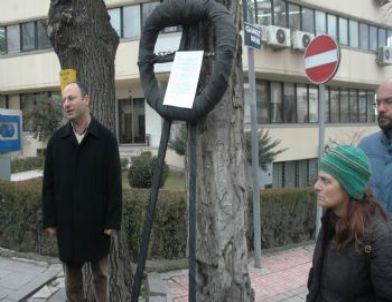 İran Büyükelçiliği'ne Siyah Çelenk