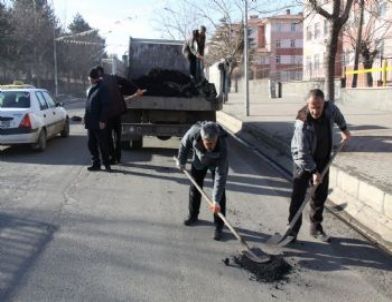 Yollardaki Çukurlar Dolduruluyor