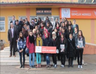 'Yüz Güler Yüz' Projesine Katılan Gençler İstanbul’a Gitti