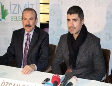 Özcan Deniz, Bugüne Kadar Sinemaya Gitmeyen 150 Kadınla 'evim Sensin'i İzledi